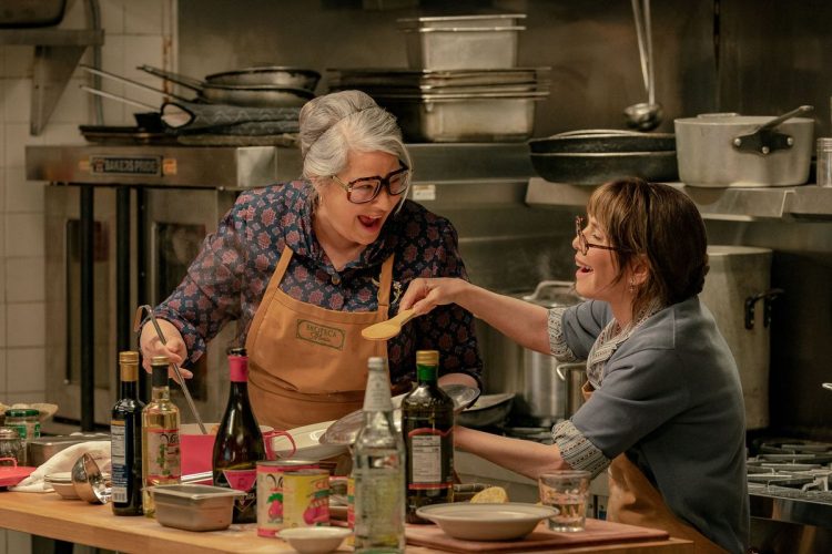 Netflix《母愛食堂》劇情 & 評論：真人真事改編，文斯范恩與一群阿嬤開餐廳的溫馨故事