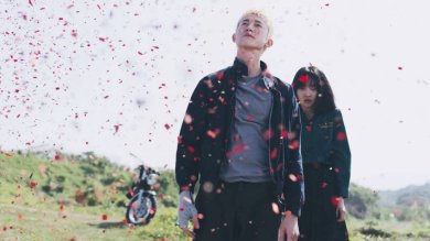 【劇評】《塑膠花》：叛逆少女與亡命之徒的末路成長物語，滋生出台劇類型新嘗試
