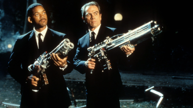 洗腦全世界，讓我們無視《MIB 星際戰警》近 30 年來顛覆全宇宙 (一)：無所不用其極的政府黑幕，化身冷硬殘酷的黑衣探員