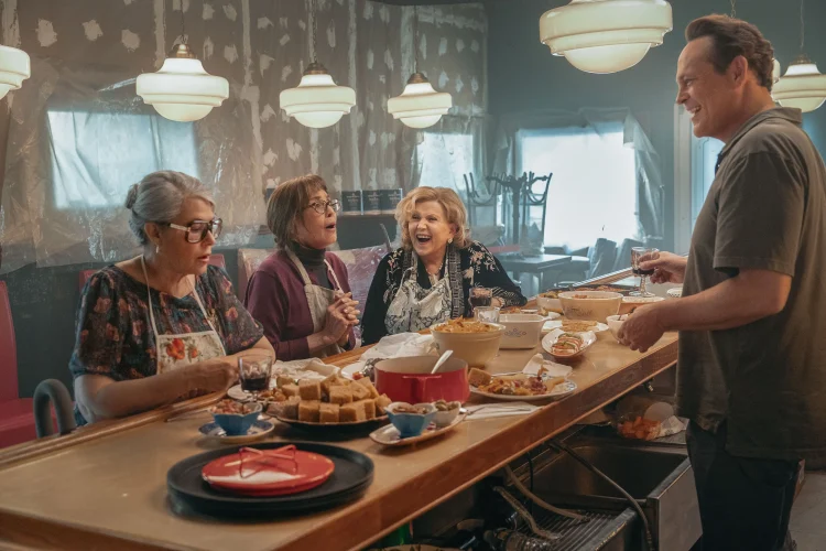 Netflix《母愛食堂》劇情 & 評論：真人真事改編，文斯范恩與一群阿嬤開餐廳的溫馨故事