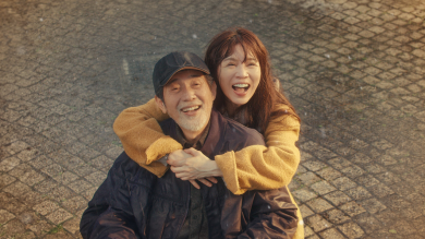 【劇評】Netflix《忘了我記得》︰用歡笑與淚水交織的暖色調，平息生命中注定降臨的暴雨